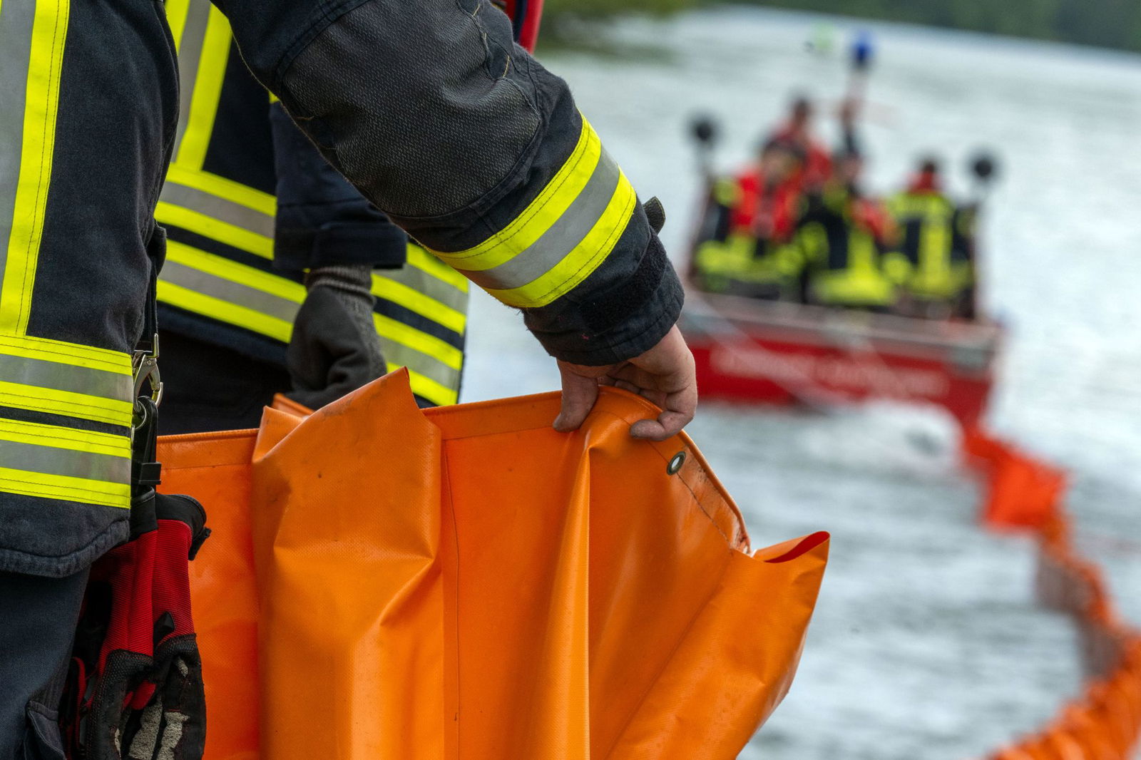 Die Feuerwehr hat Öl aus dem Neckar bei Bad Friedrichshall entfernt. (Symbolbild)
