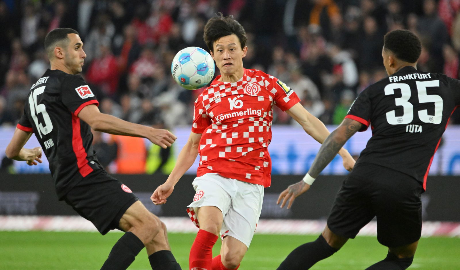 Der Mainzer Jae-Sung Lee (M) jubelte kurz vor der Pause zu früh.