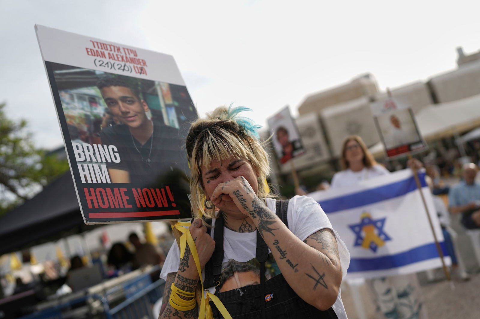 In Tel Aviv versammelten sich Menschen, um die Freilassung gemeinsam zu verfolgen. 