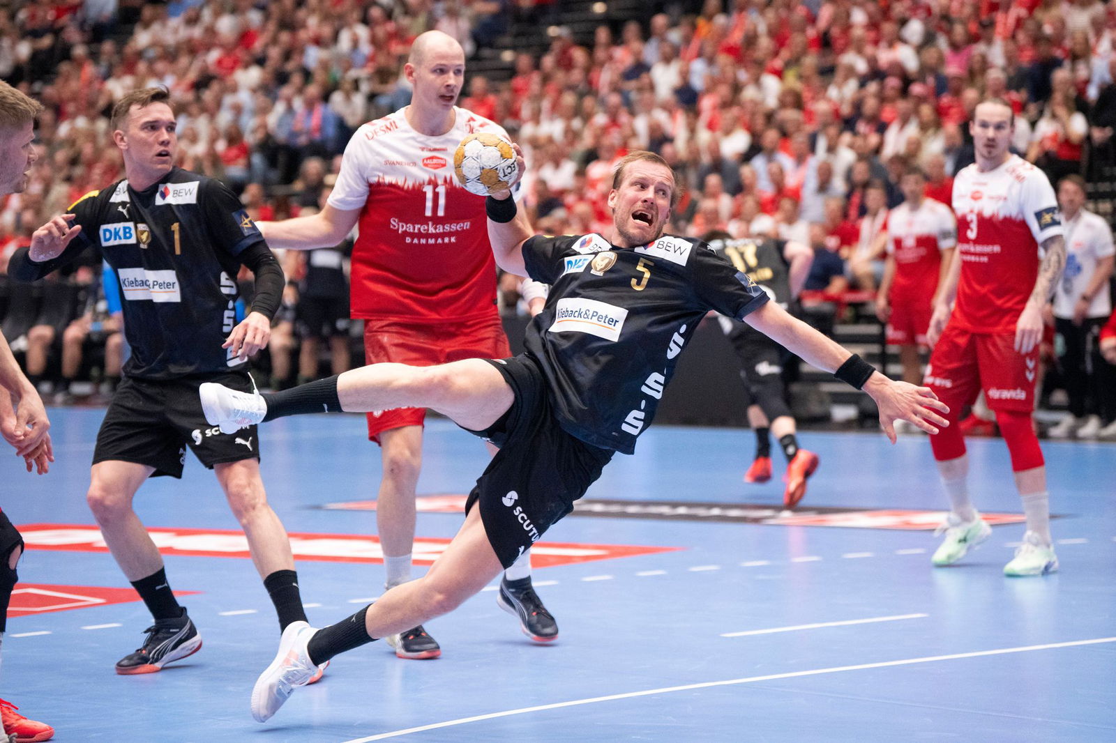 Die Füchse mit Max Darj (vorne, M) ließen in Aalborg nie Zweifel am Weiterkommen keimen.