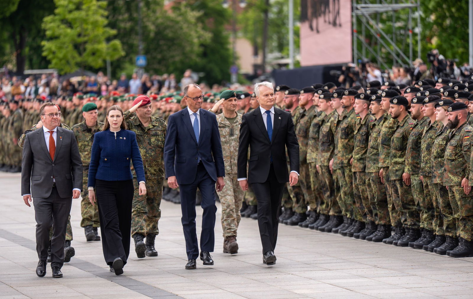 «Wer einen Verbündeten bedroht, muss wissen, dass das 
gesamte Bündnis gemeinsam jeden Zentimeter des Nato-Territoriums verteidigen wird», sagte Merz bei der Aufstellung der Panzerbrigade.