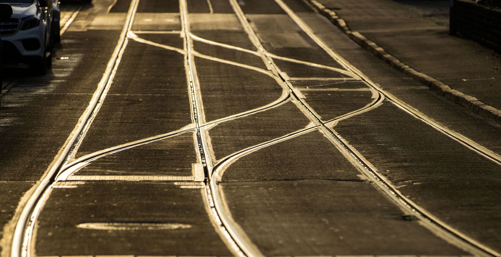 Ein Sattelzug beschädigte die Oberleitung der Saarbahn. (Symbolbild)