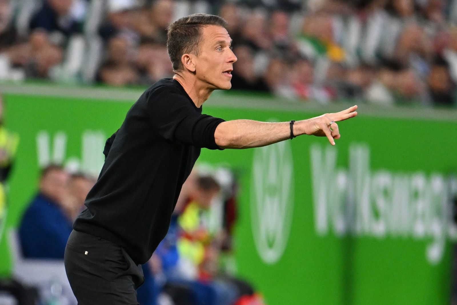 Wolfsburgs Trainer Daniel Bauer bei seinem Bundesliga-Debüt.