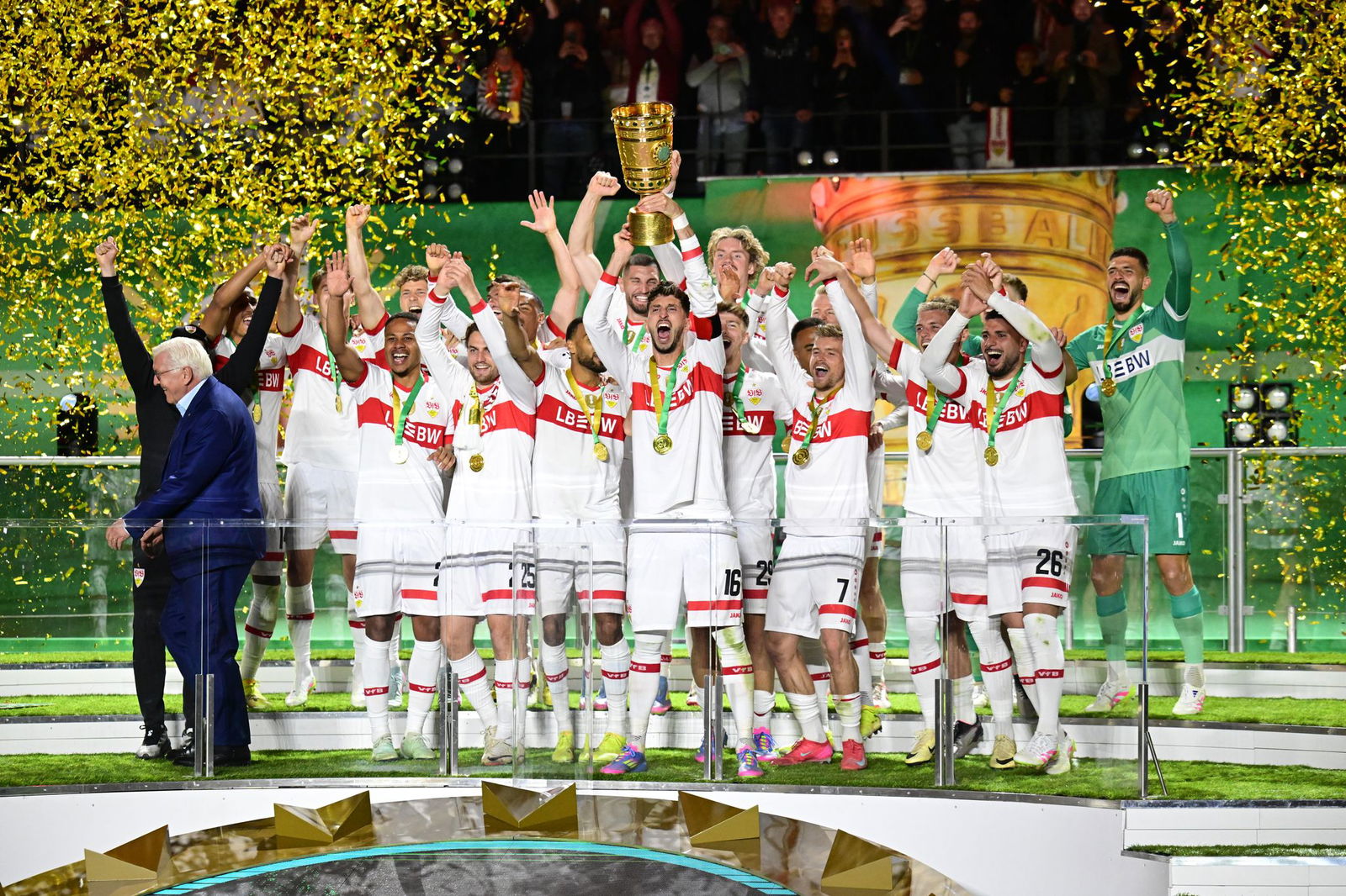 VfB-Kapitän Atakan Karazor streckte den Pokal als Erster in den Berliner Nachthimmel.