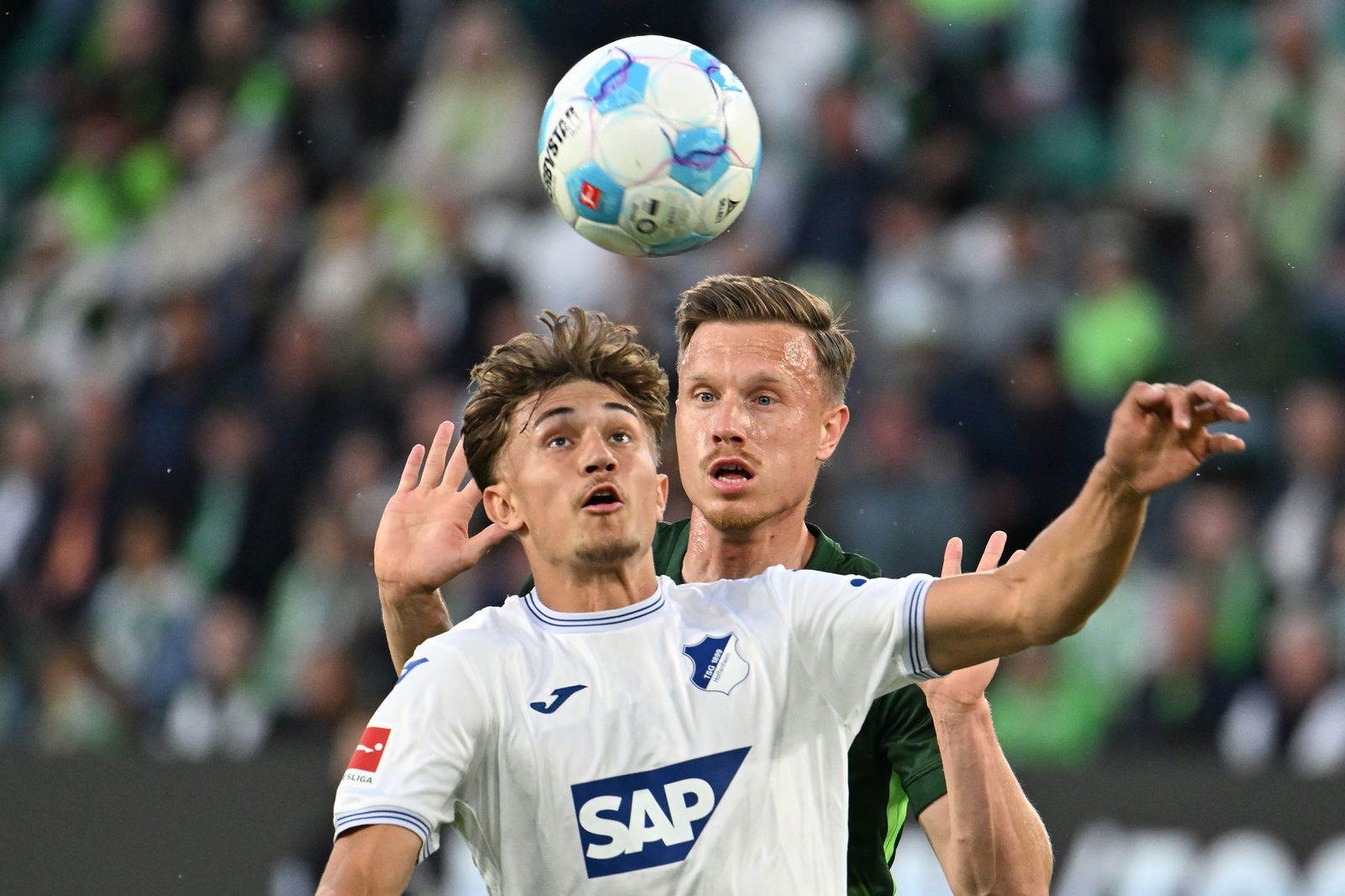 Hoffenheims Tom Bischof (l) und Wolfsburgs Yannick Gerhardt.im Zweikampf.