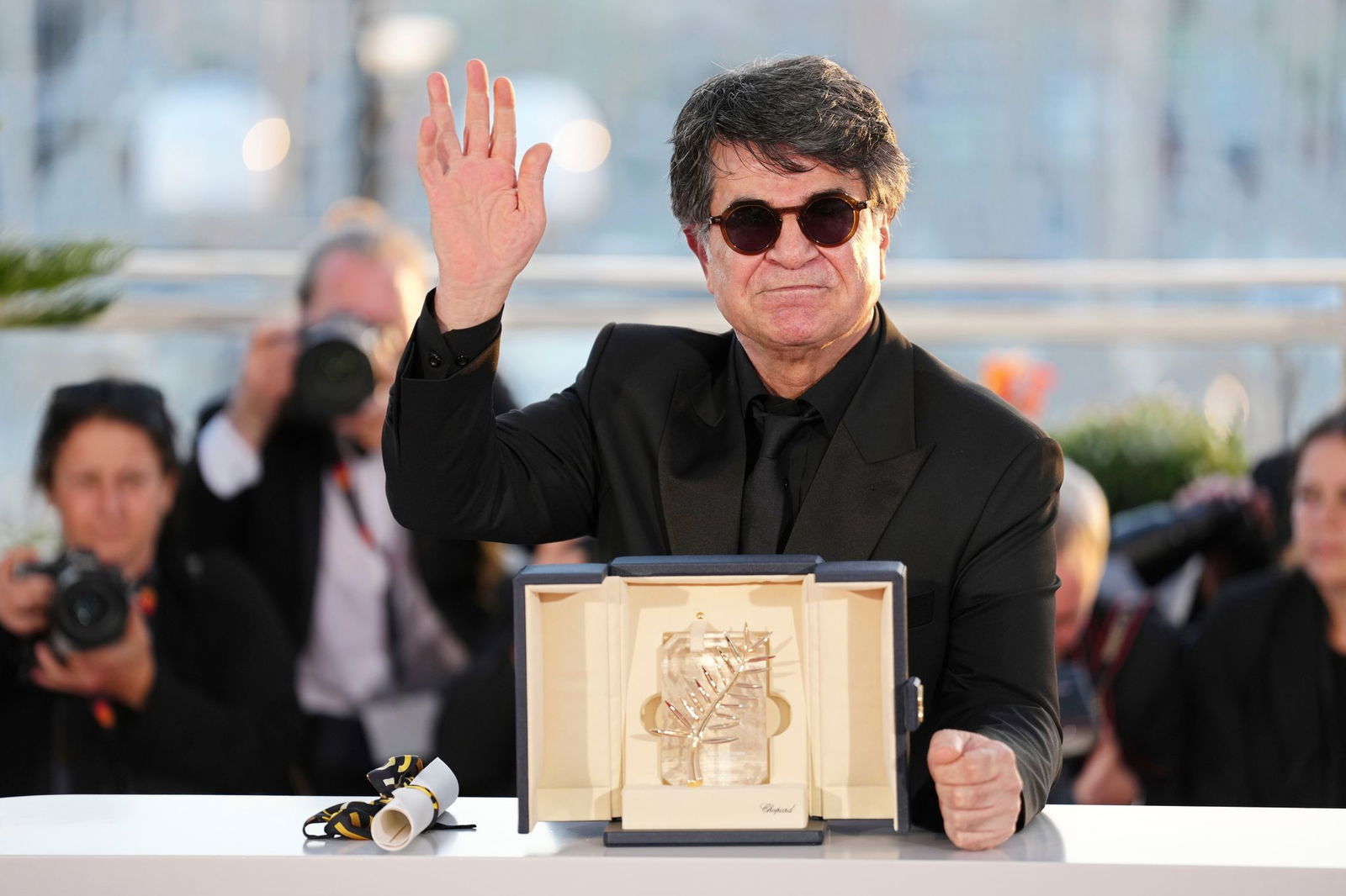 Jafar Panahi mit der Goldenen Palme. 