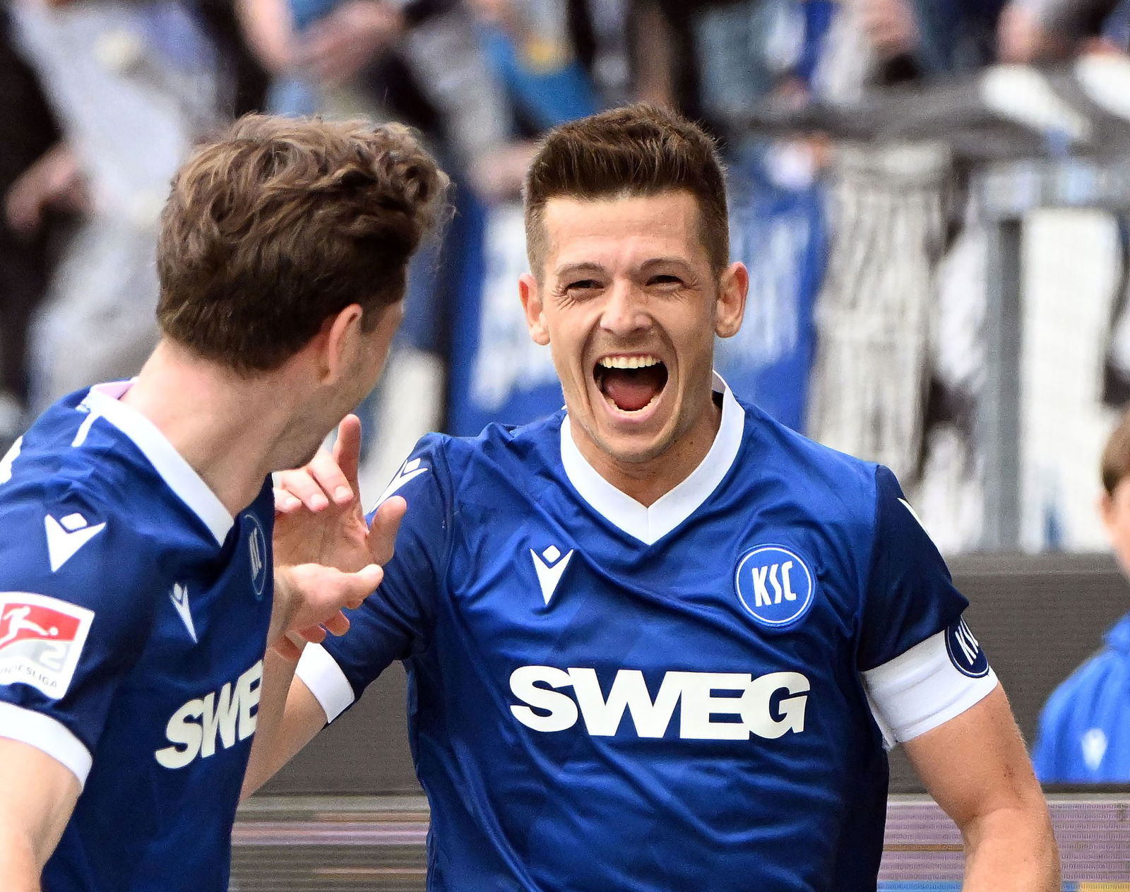 Spielt eine starke Saison: Karlsruhes Kapitän Marvin Wanitzek (r.).