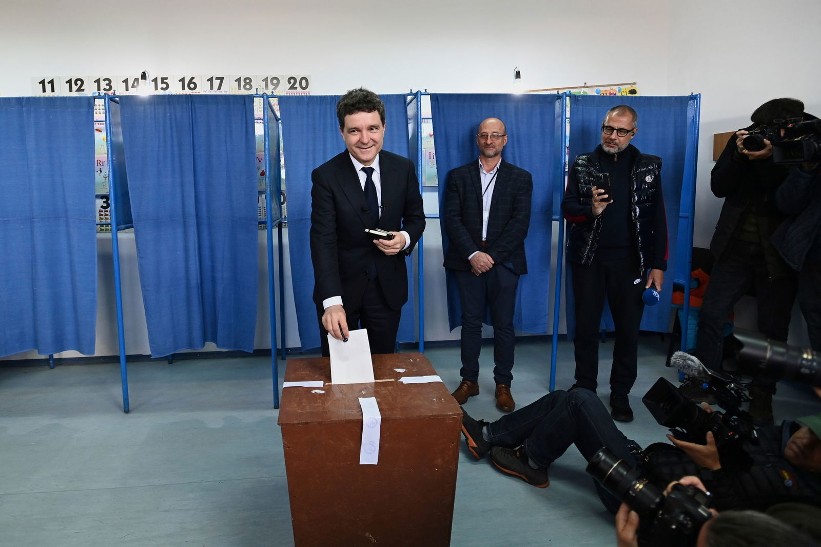 Der proeuropäischen Präsidentenkandidat Nicusor Dan gibt seine Stimme in der zweiten Runde der Wiederholung der Präsidentschaftswahlen ab, im Schulhaus des Karpaten-Ortes Fagaras, wo er geboren wurde und zur Schule gegangen ist.