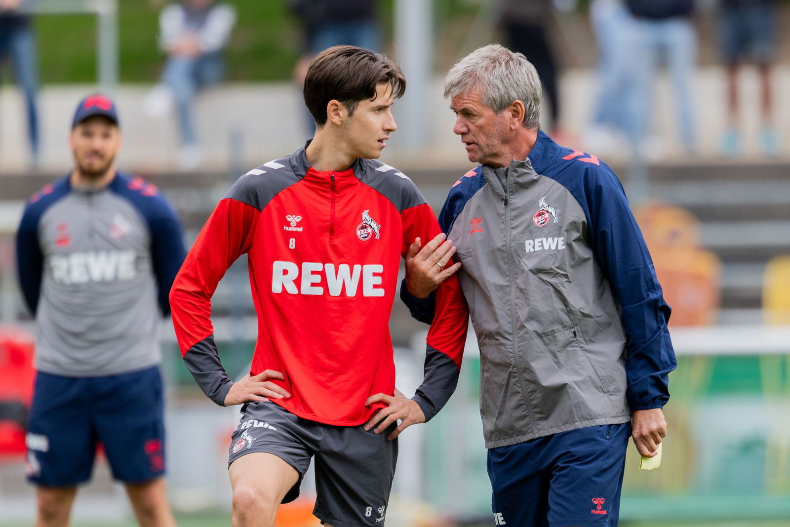 Guter Draht zu den Spielern: Funkel beim FC-Training.