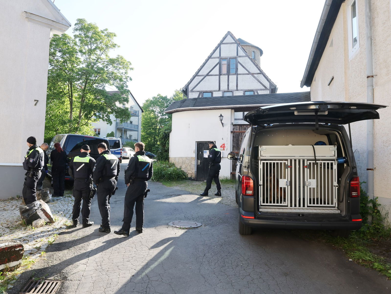 Am Morgen wurden vier mutmaßliche Rädelsführer festgenommen.