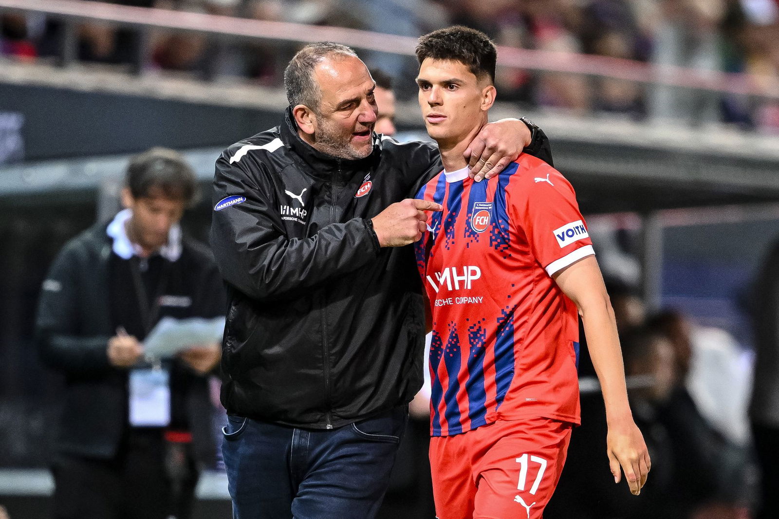 Trainer Frank Schmidt schwört seine Heidenheimer auf das Relegations-Rückspiel ein.