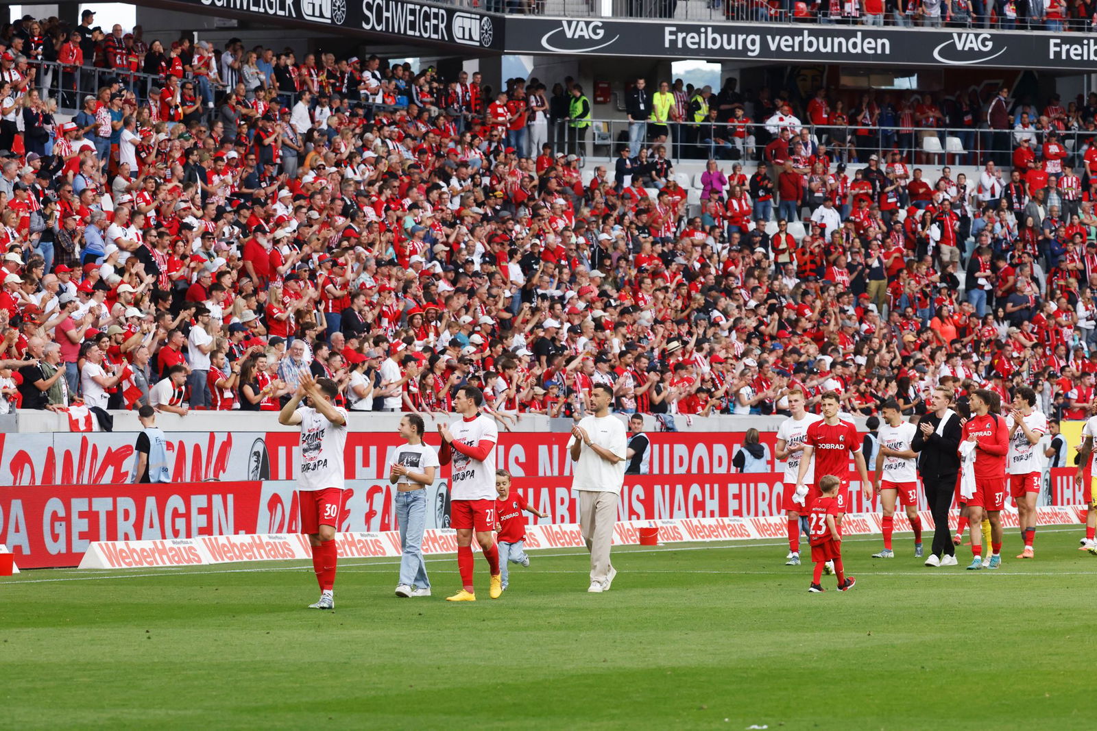 Wurden trotz der Niederlage lange gefeiert: Die Profis des SC Freiburg.