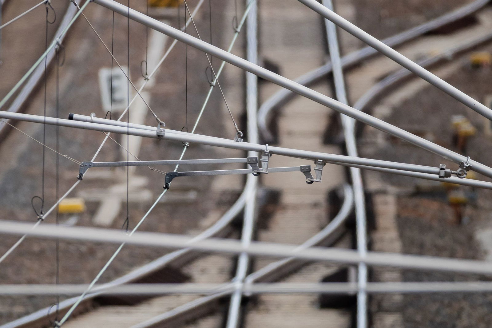 Ein Oberleitungsschaden hat am Mainzer Hauptbahnhof im Berufsverkehr für Verspätungen gesorgt. (Symbolbild)