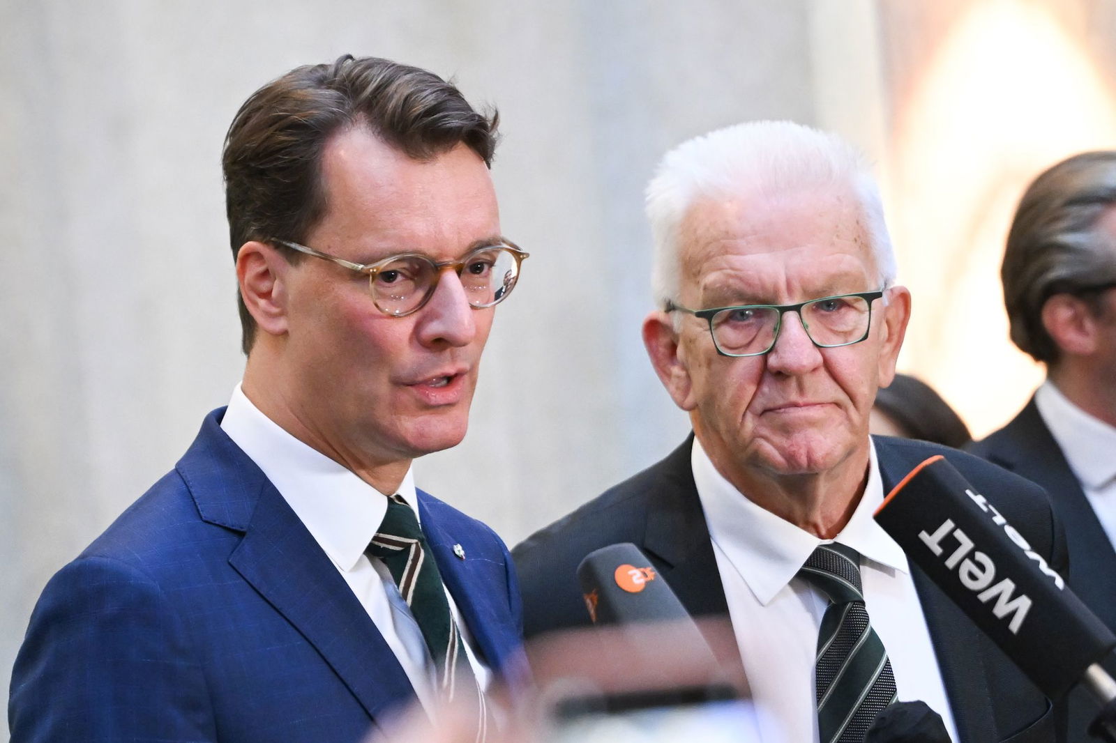 Die Ministerpräsidenten von NRW und Baden-Württemberg wünschen sich einen «großartigen und friedlichen Fußballabend». (Archivbild)