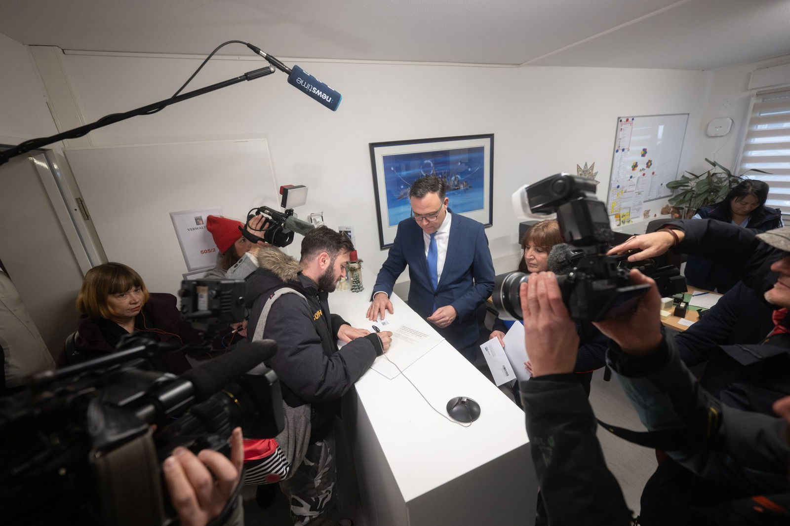 Anfang Dezember startete Migrationsstaatssekretär Siegfried Lorek (CDU) mit der Ausgabe der ersten Bezahlkarten auf dem neuen System. (Archivbild)