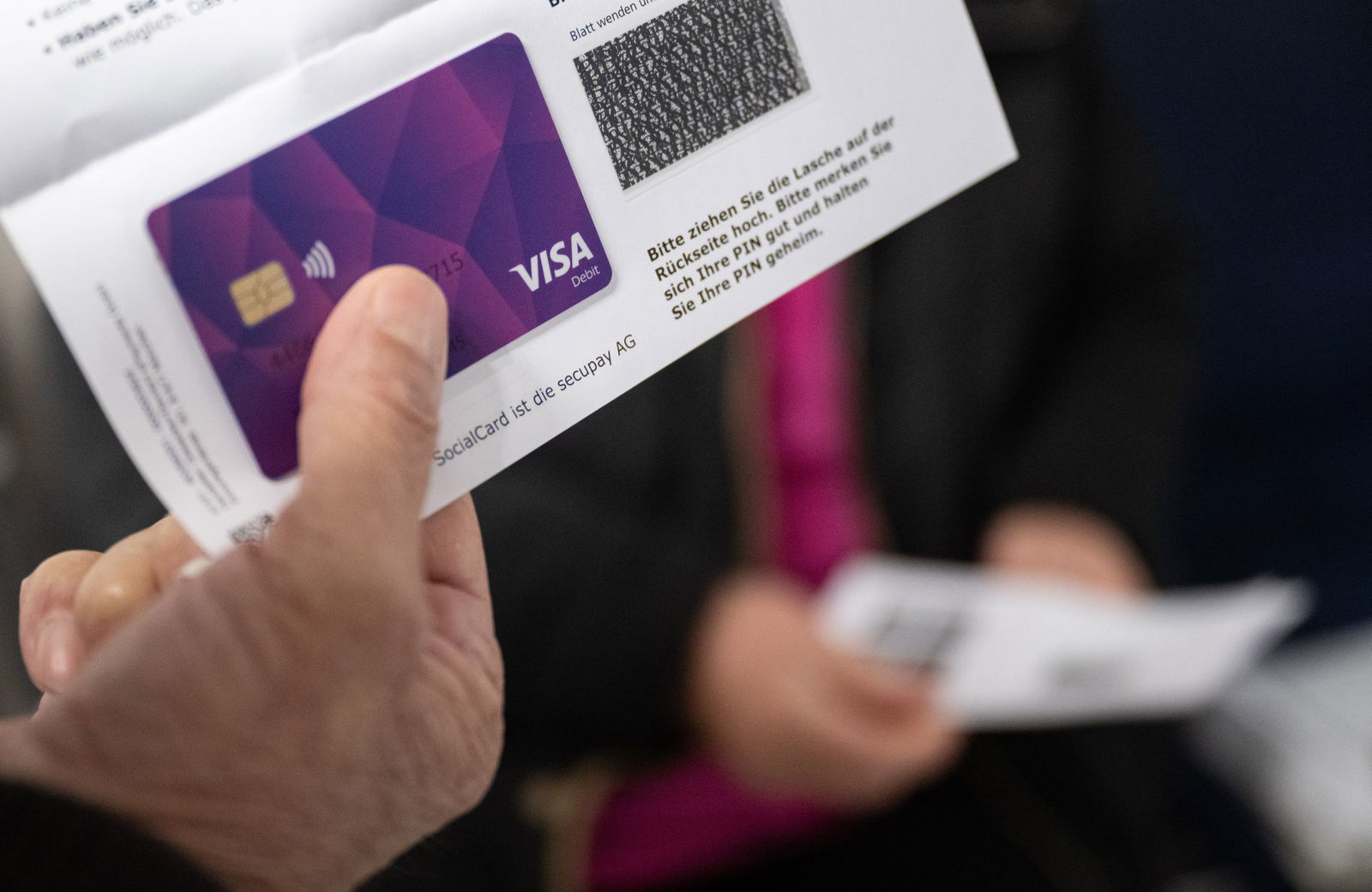 Die Bezahlkarten sehen aus wie Kreditkarten. (Archivbild)
