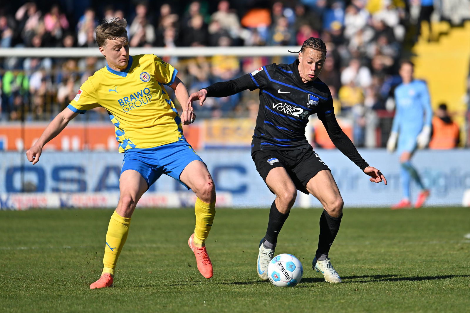 Nicht mehr Teil des Braunschweiger Kaders: Der finnische Nationalspieler Robert Ivanov (l).