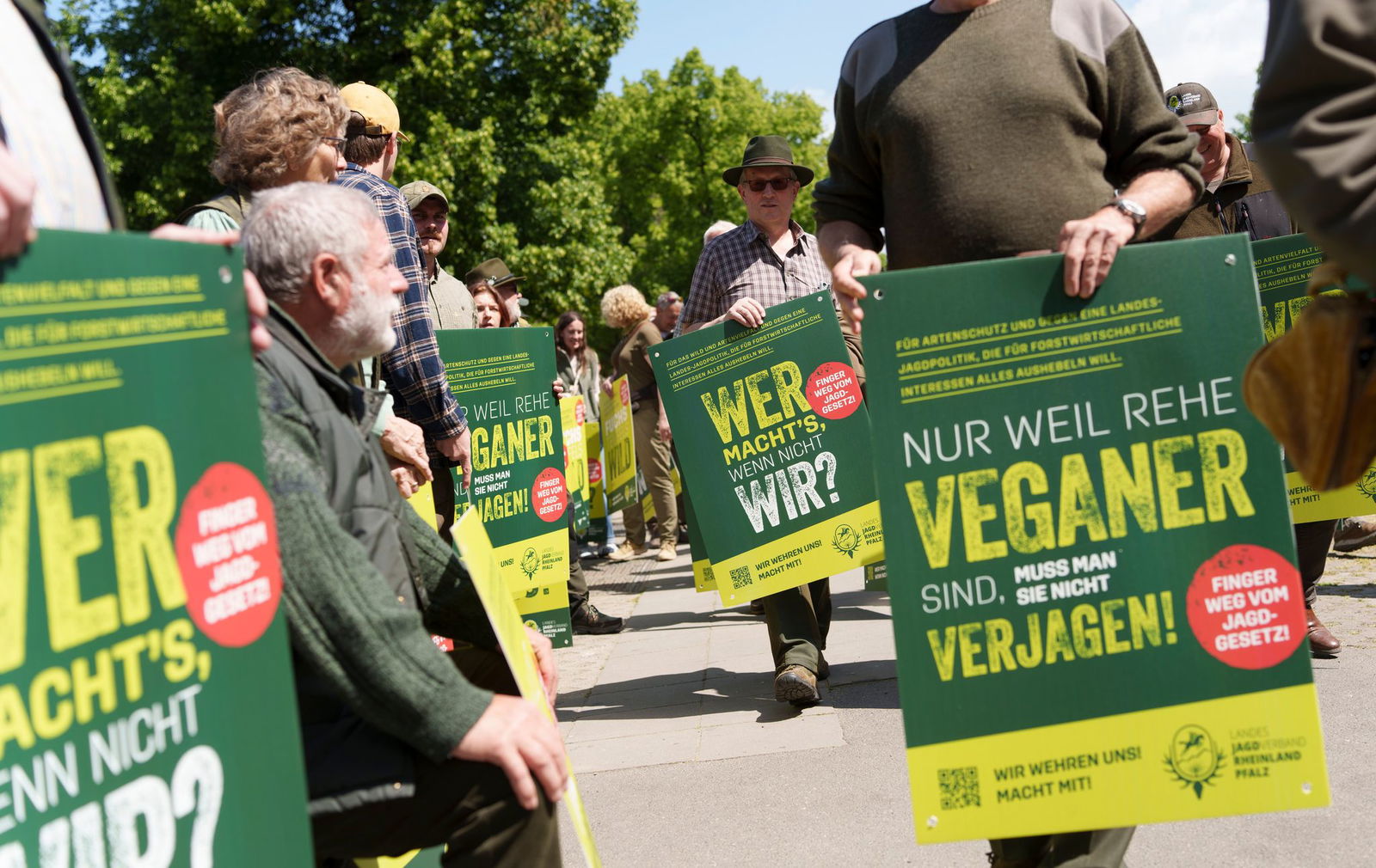 Jäger demonstrieren vor dem Landtag gegen das Gesetz.