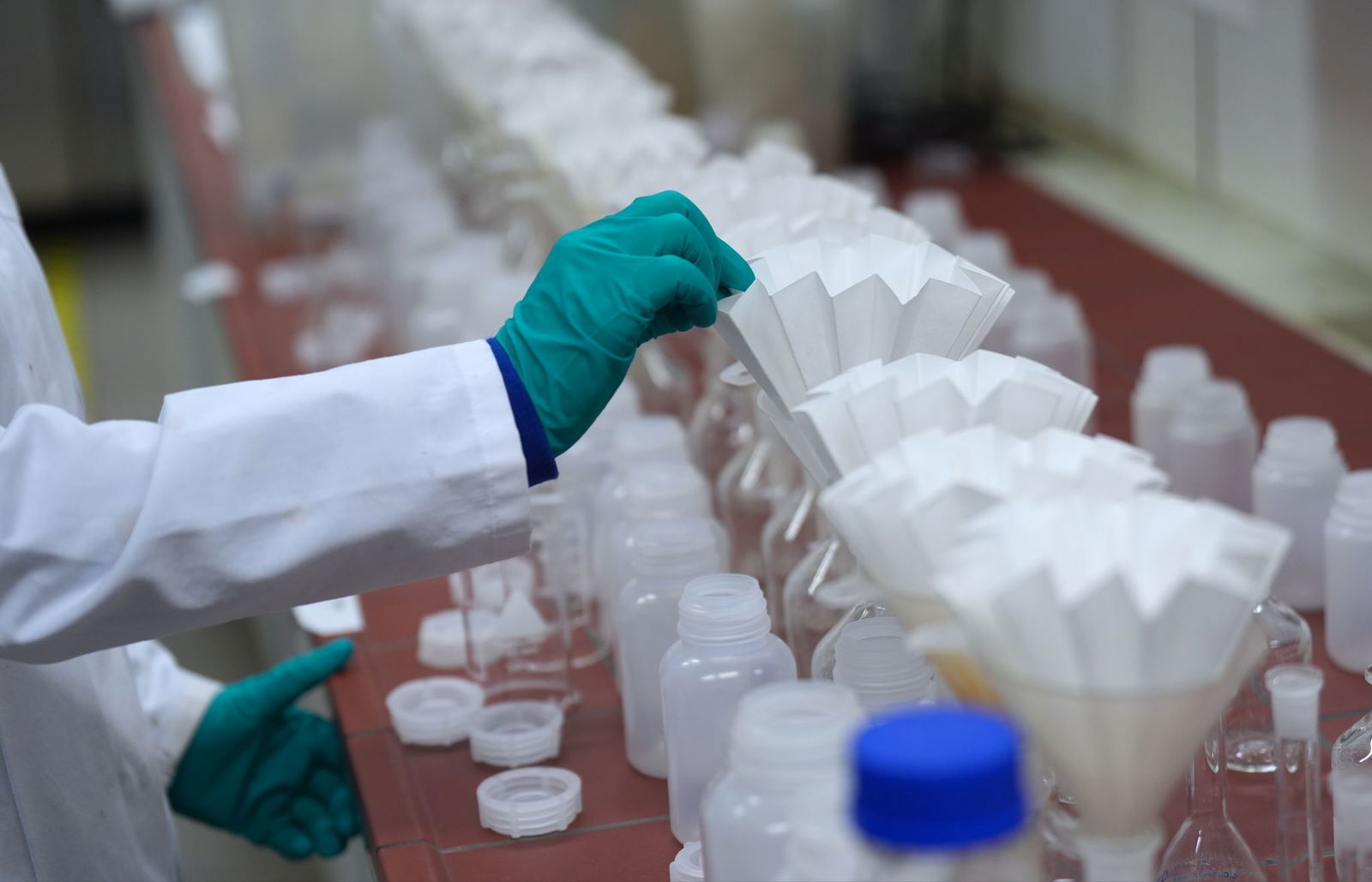 Impuls zur Gründung der Rheingütestation war der Chemieunfall 1986 bei Sandoz in der Schweiz. (Symbolfoto)