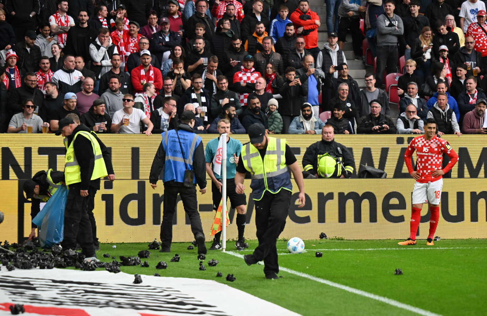 Die Anhänger von Eintracht Frankfurt sorgten im Derby gegen den FSV Mainz 05 für eine minutenlange Unterbrechung.
