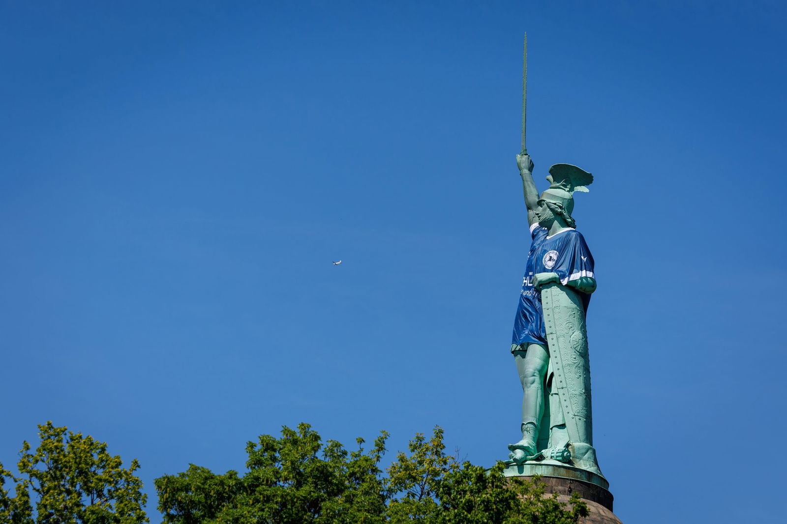 Das Hermannsdenkmal ist nun in ungewohntem Outfit zu sehen.