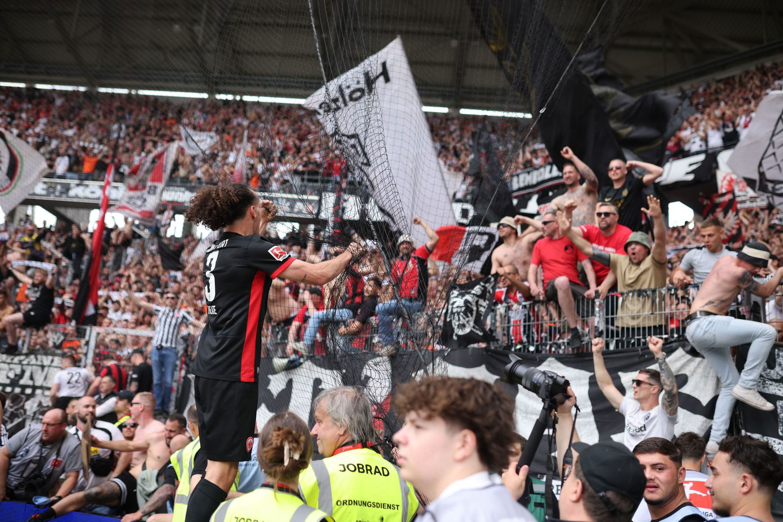 Frankfurter Ekstase: Arthur Theate bejubelt mit den Fans den Champions-League-Einzug.