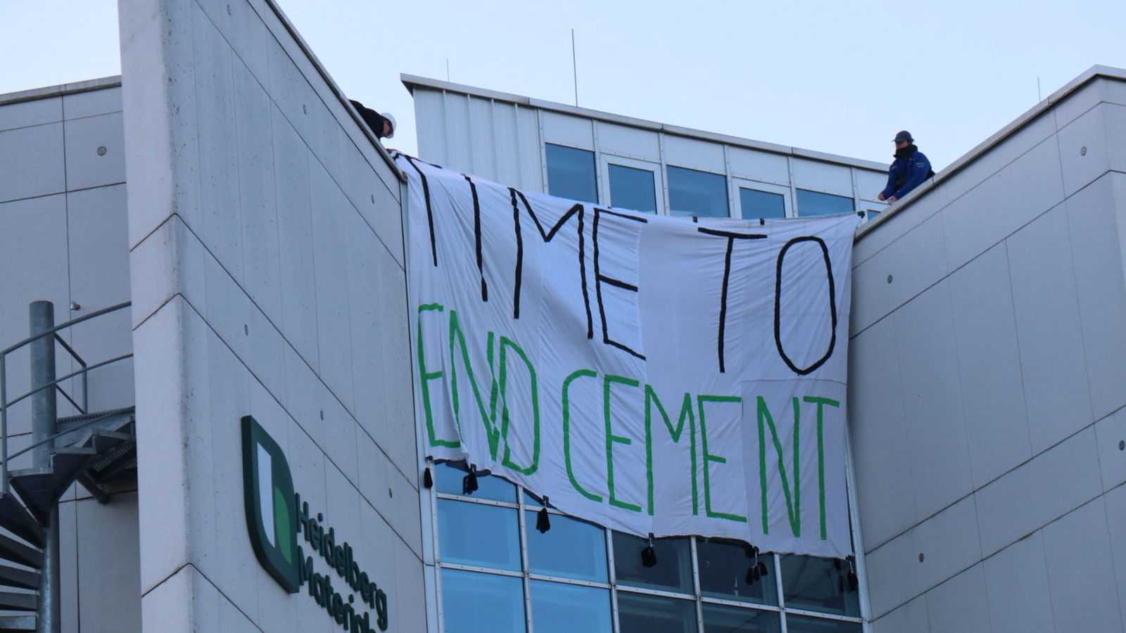 Protestierende der Gruppe End Cement kritisieren unter anderem den CO2-Ausstoß des Unternehmens. Die Gruppe fordert eine Wende hin zu nachhaltigen Baustoffen.