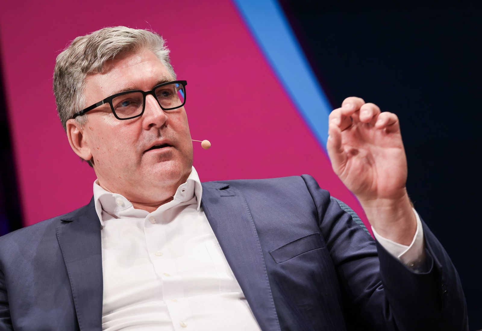 Eintracht Frankfurts Vorstandssprecher Axel Hellmann kann die negative Stimmung vor dem Duell beim SC Freiburg nicht nachvollziehen.