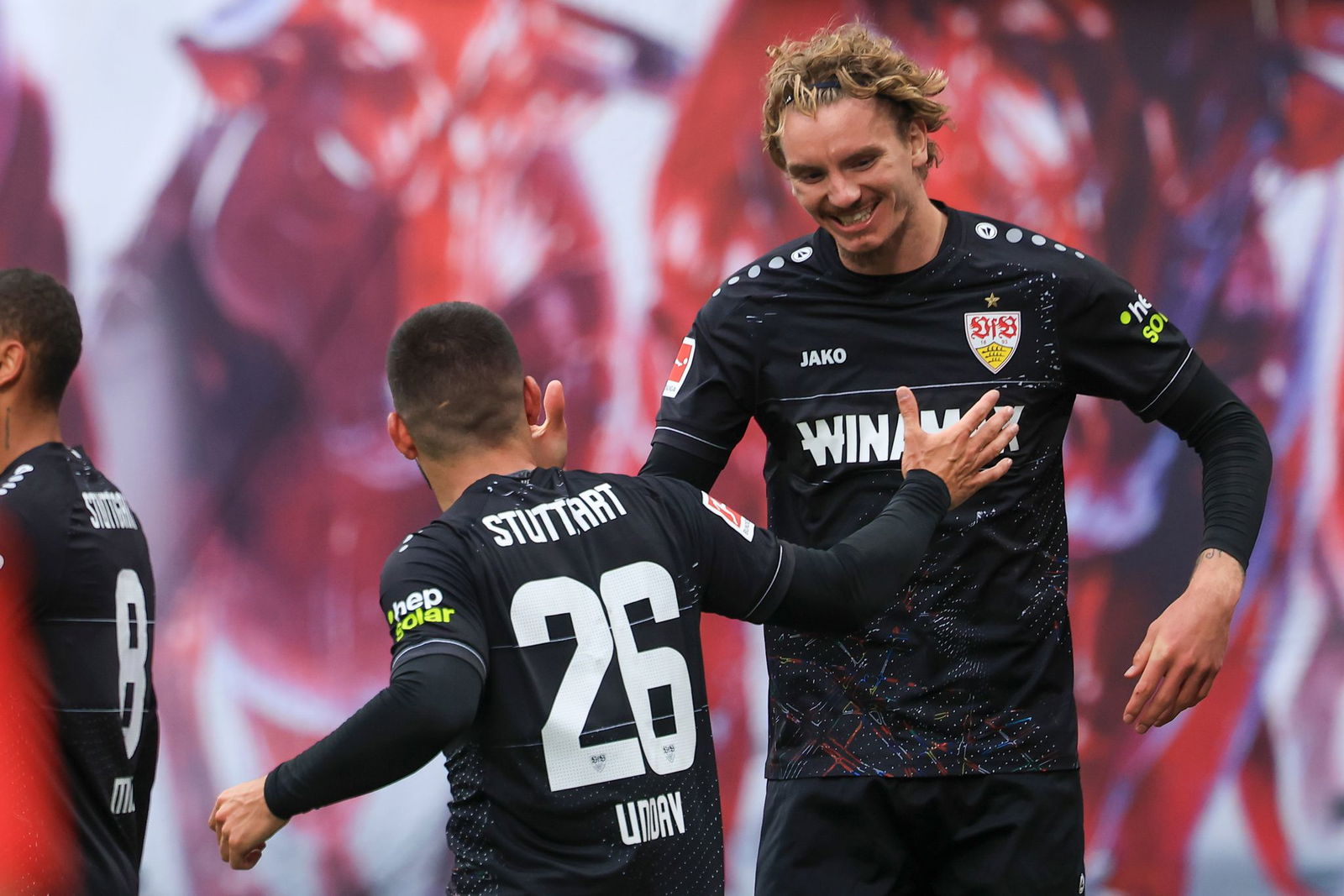 Stuttgarts Spieler Nick Woltemade (r) und Deniz Undav jubeln nach dem 2:2 in Leipzig.