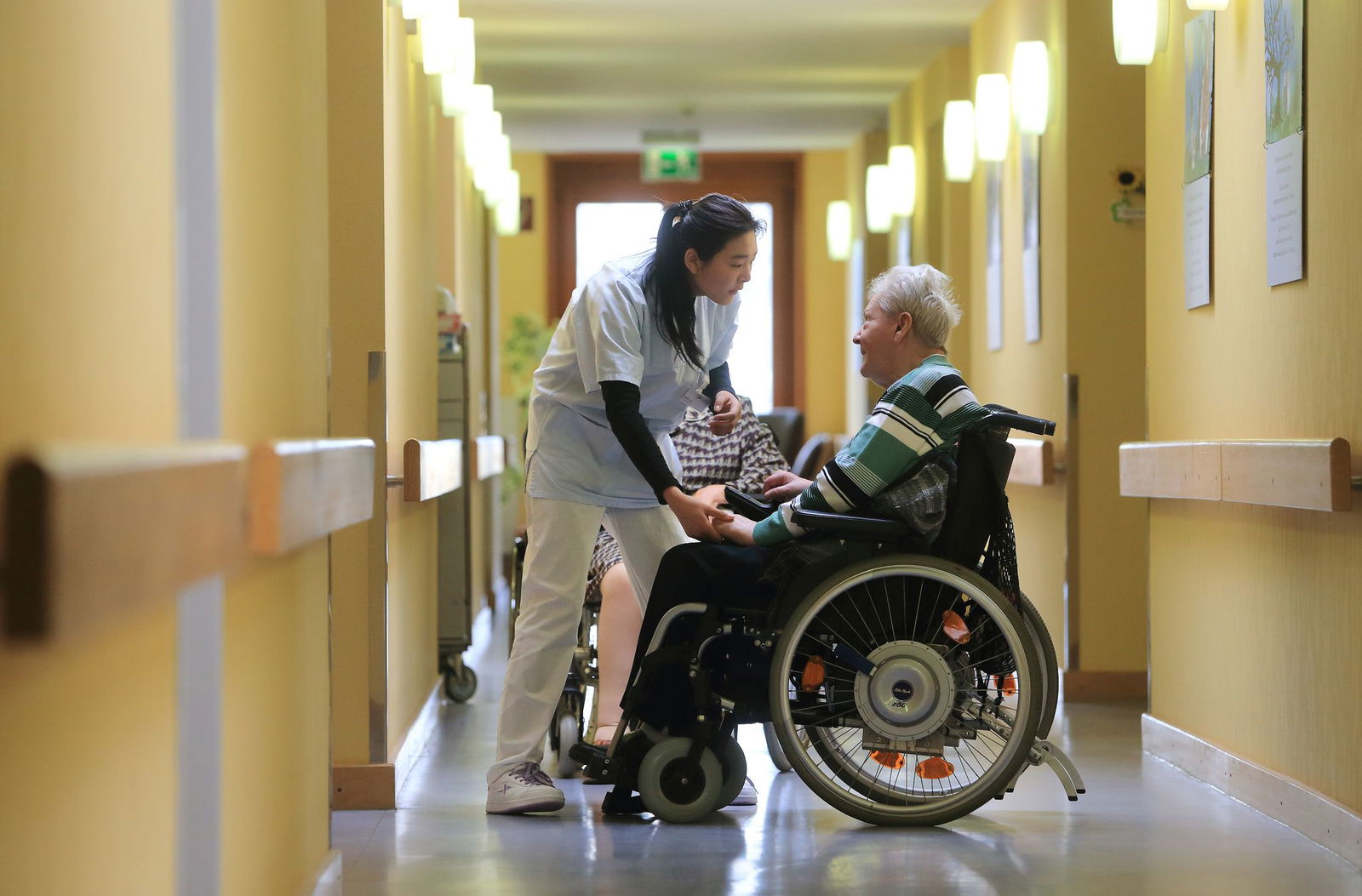 Ausländische Pflegekräfte könnten Personalprobleme in Heimen verringern - wenn sie voll arbeiten dürfen. (Archivbild)