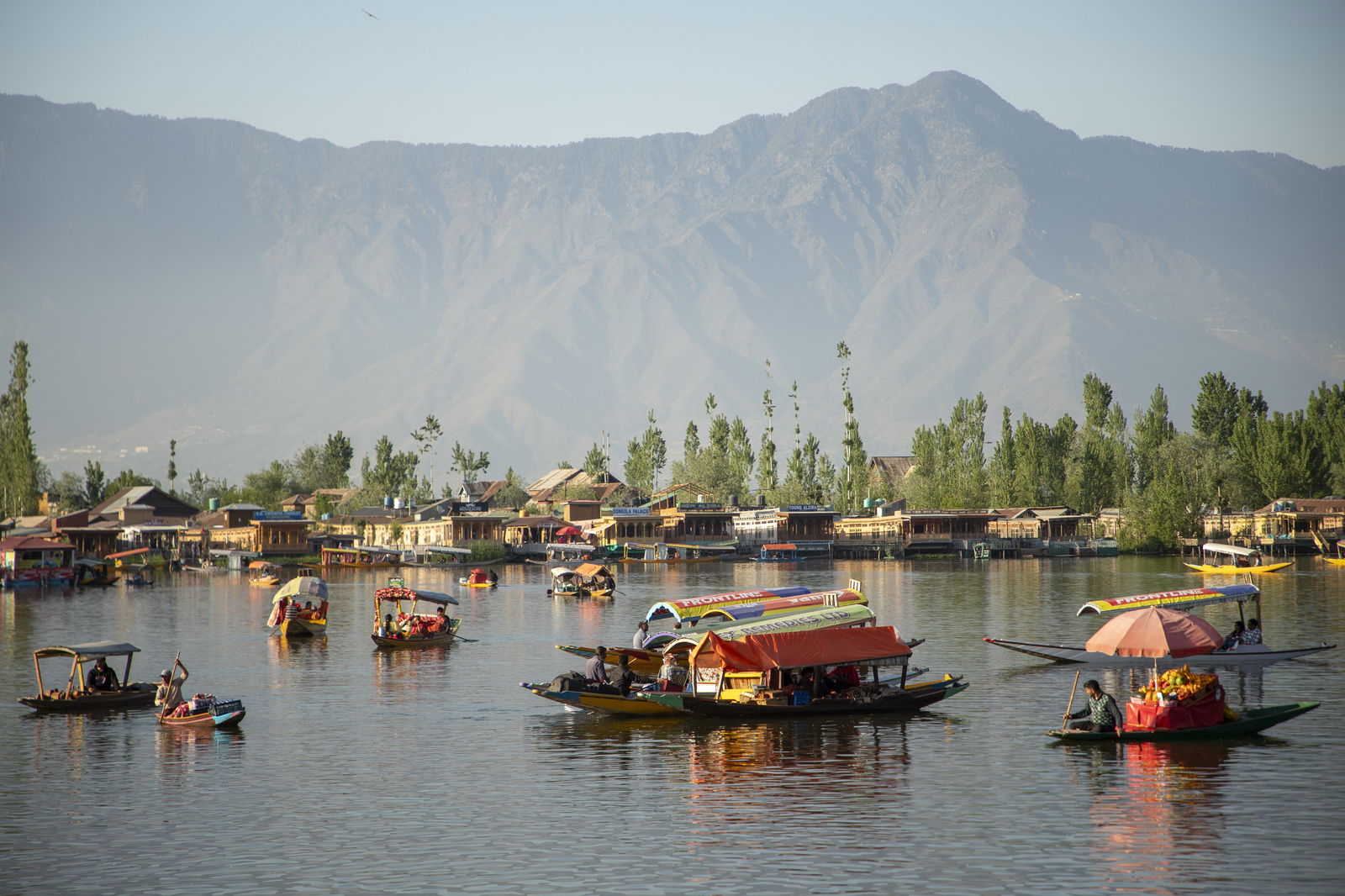 Kaschmirische Bootsführer befördern indische Touristen auf dem Dal-See in der Hauptstadt.