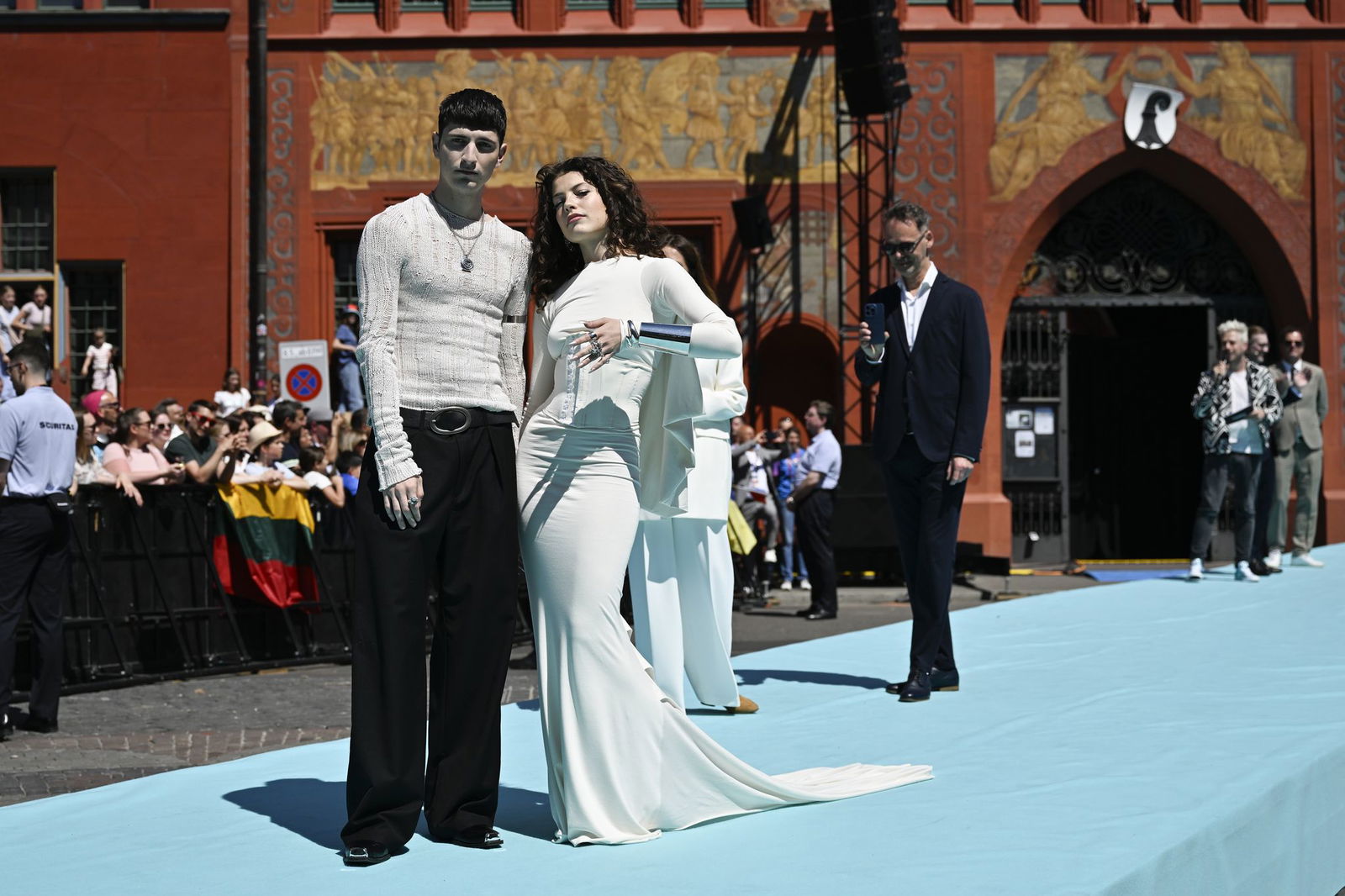 Tynna zeigt sich in einer Art Brautkleid auf dem türkisen Teppich.