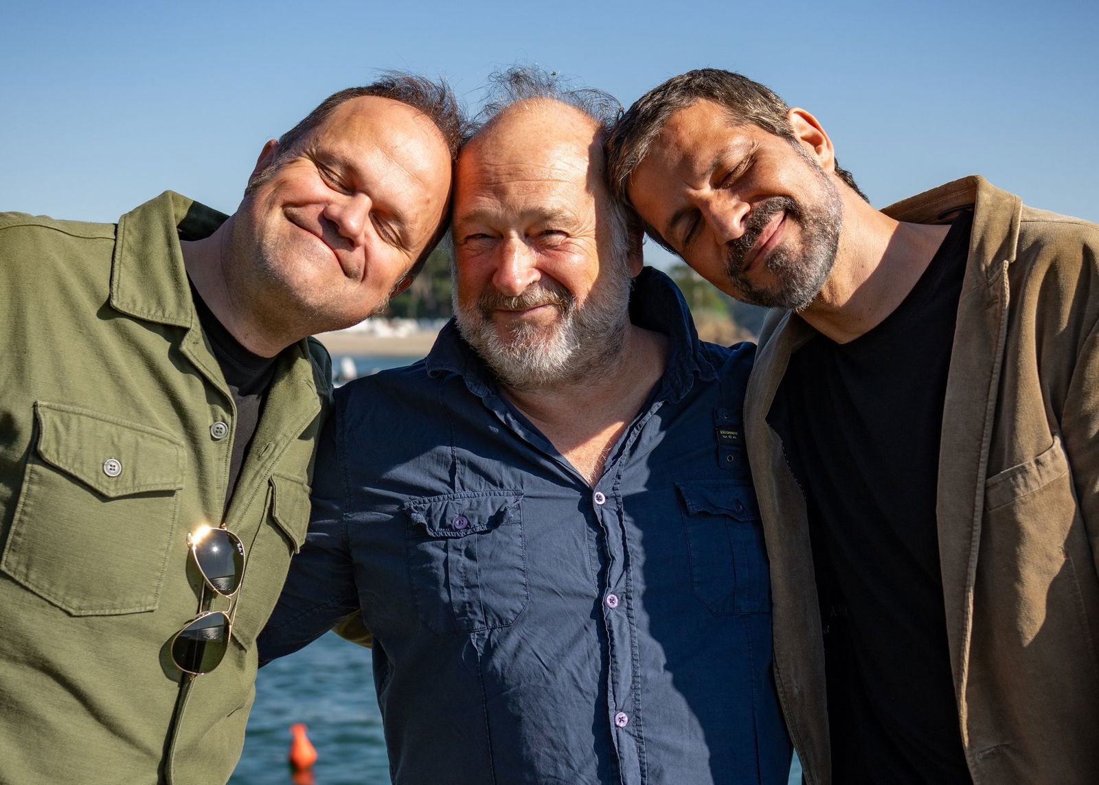 Schauspieler Pasquale Aleardi (rechts), der Schriftsteller Jean-Luc Bannalec (Mitte) und der Produzent Mathias Lösel (links) bei Dreharbeiten zum ARD-Krimi «Bretonische Sehnsucht».