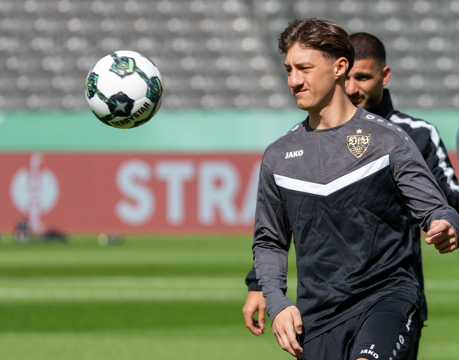 Mittelfeldstratege Angelo Stiller war nach seiner Bänderverletzung beim Abschlusstraining des VfB Stuttgart im Berliner Olympiastadion dabei.