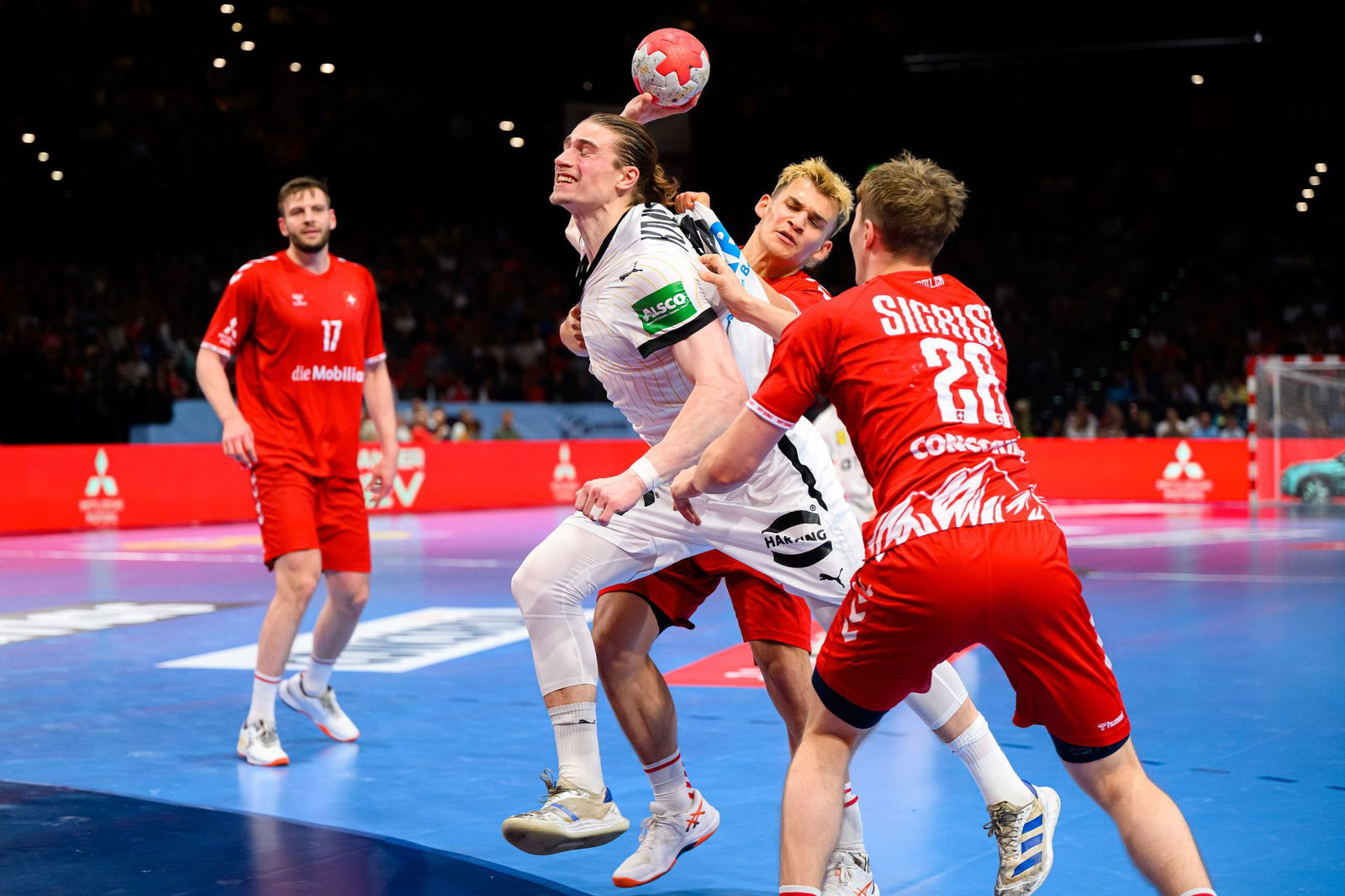 Juri Knorr sicherte den deutschen Handballern gegen die Schweiz in letzter Sekunde ein Remis.