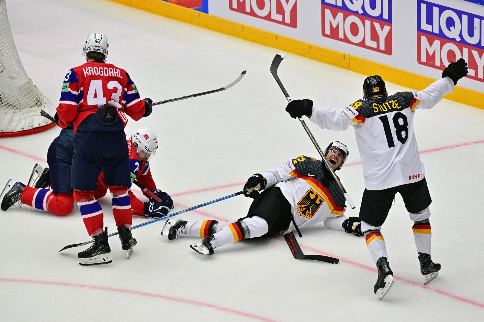 NHL-Star Tim Stützle jubelt über seine ersten WM-Punkte.