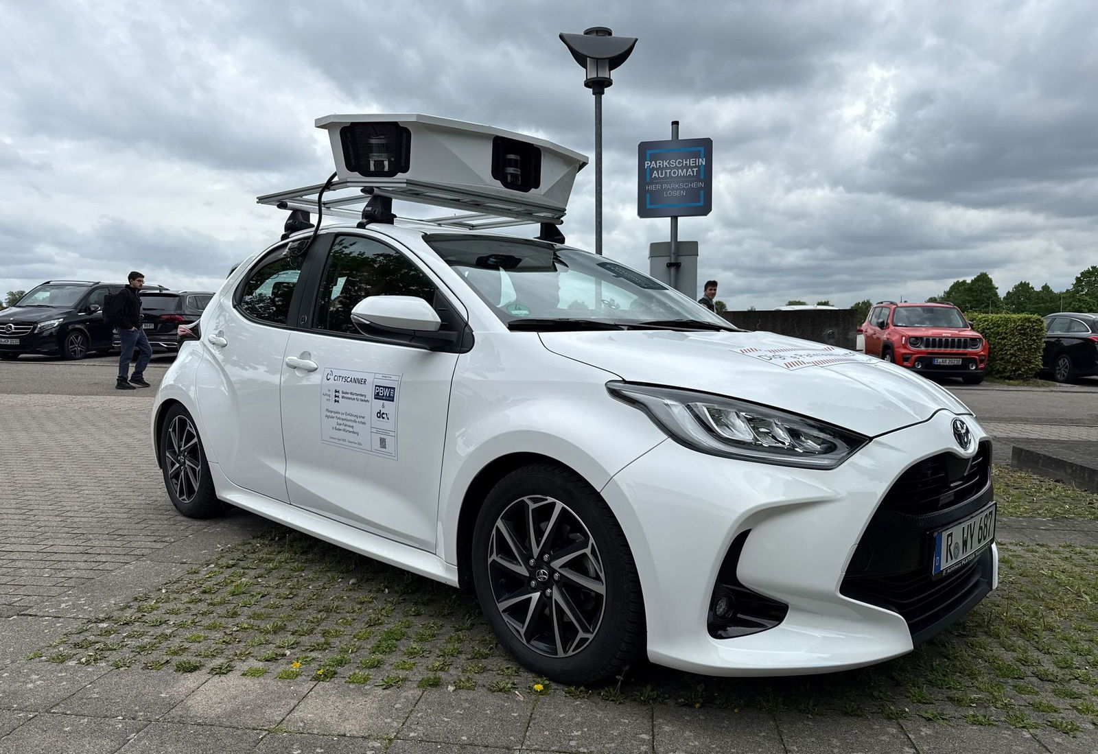 Mit den Kameras auf dem Dach kontrolliert das Scan-Auto parkende Autos. (Archivfoto)