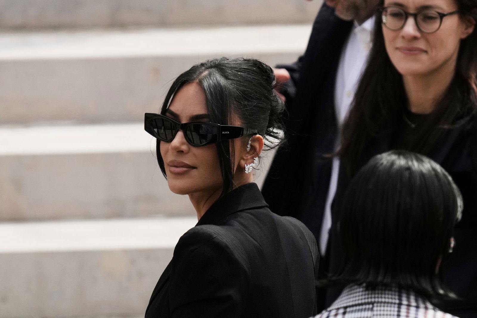 Im Prozess um den Raubüberfall auf Kim Kardashian hat ein Gericht in Paris gegen die Angeklagten hohe Haftstrafen verhängt. (Archivbild)