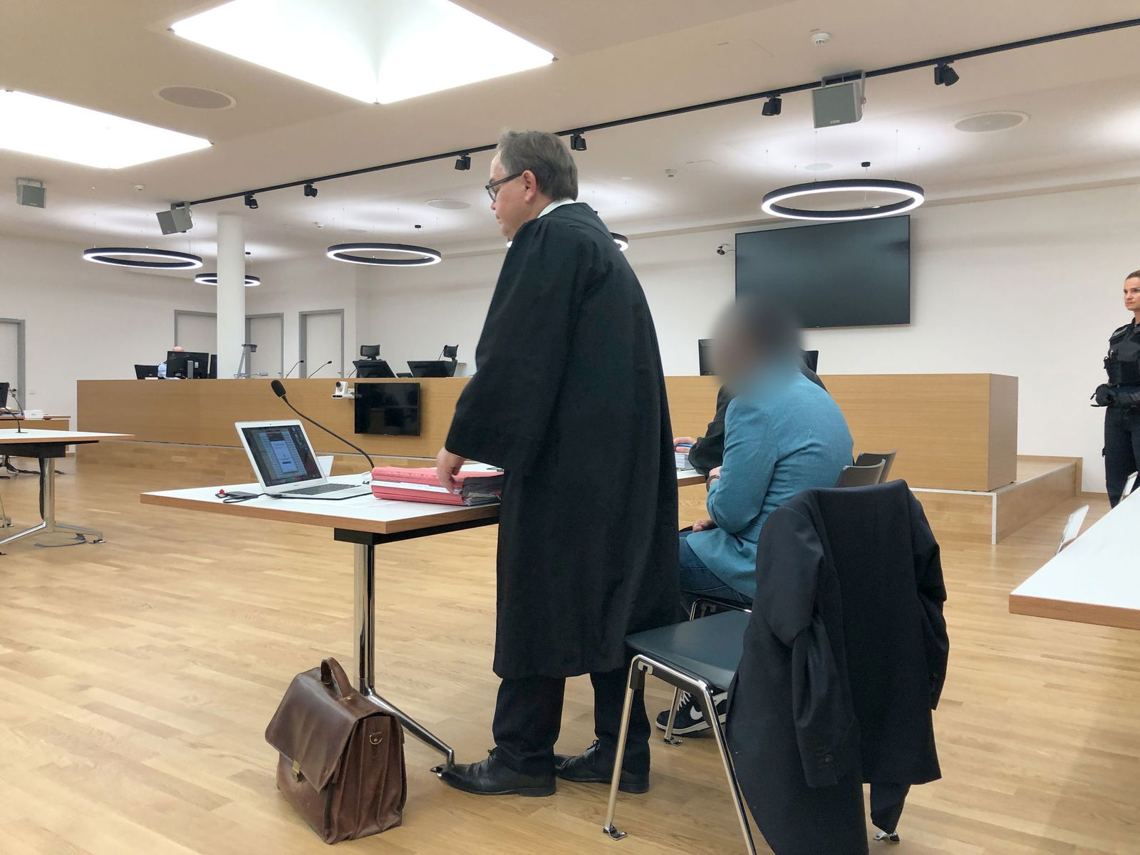 Es gibt neue Ermittlungsergebnisse - deshalb dauert der Prozess länger als geplant. 