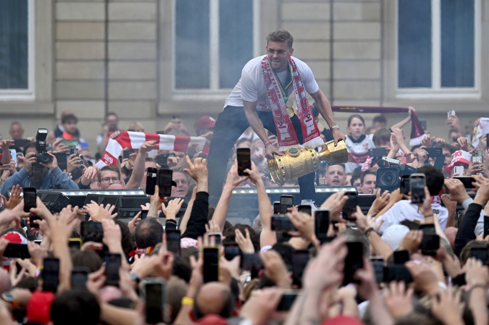 VfB-Profi Maximilian Mittelstädt mit dem Pokal bei der Feier am Schlossplatz.