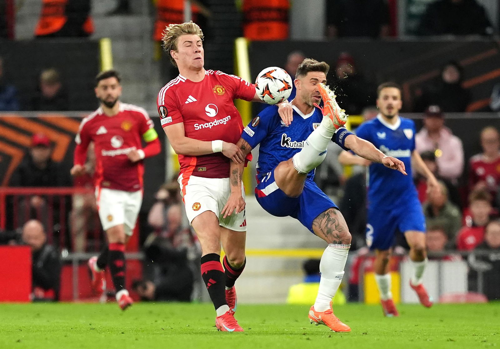 Stehen im Endspiel: Stürmer Rasmus Höjlund (l) und Manchester United.
