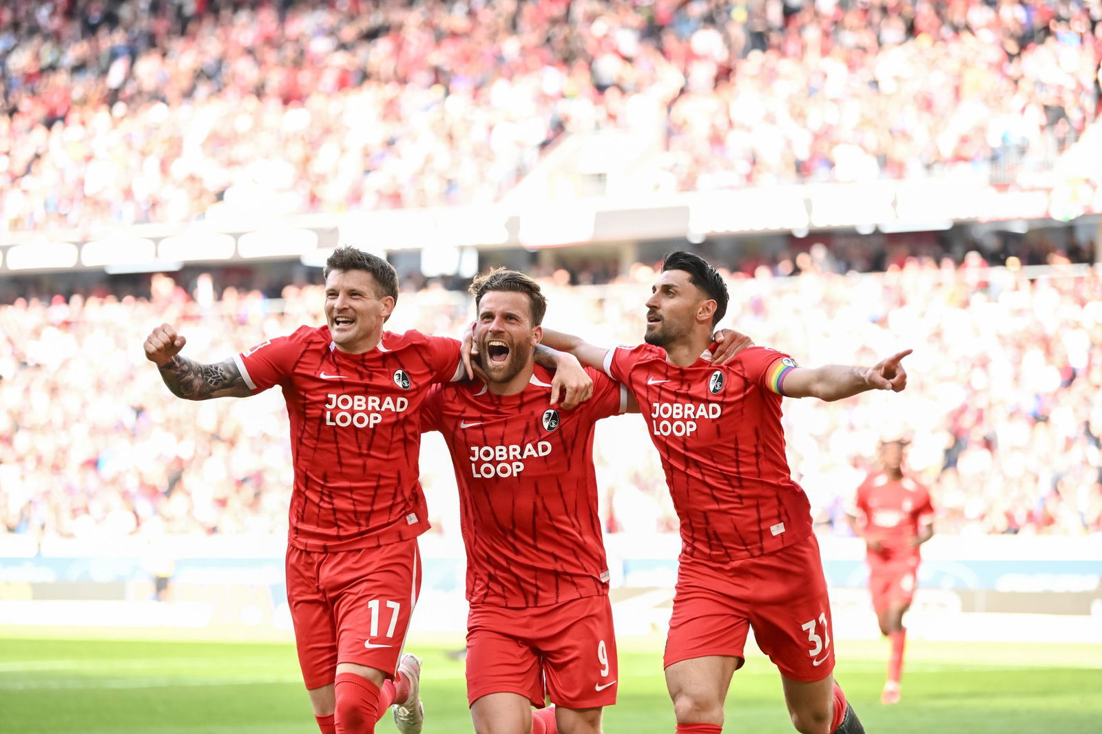 Stürmen die Freiburger um Lucas Höler (M.) erstmals in die Champions League?