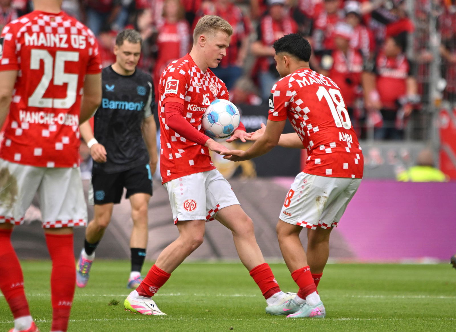 Bleiben die Nationalspieler Jonathan Burkardt (l) und Nadiem Amiri (r) beim FSV Mainz 05?