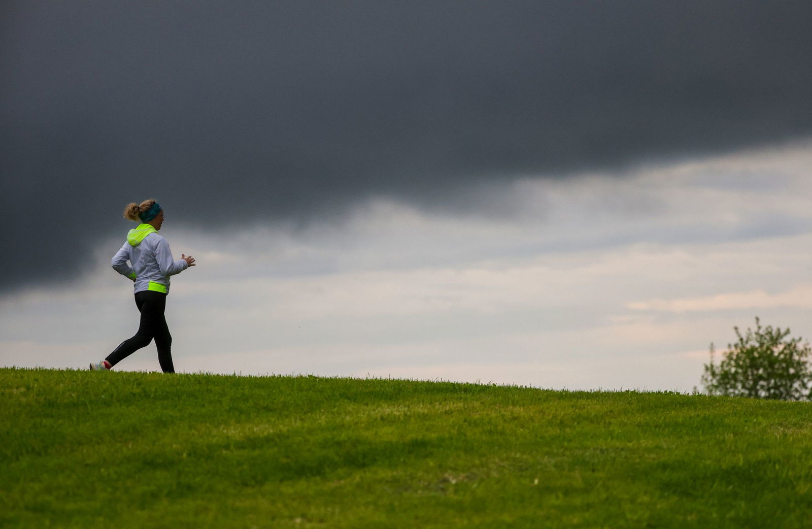Hin und wieder kann es in den kommenden Tagen Regen geben. (Symbolbild)