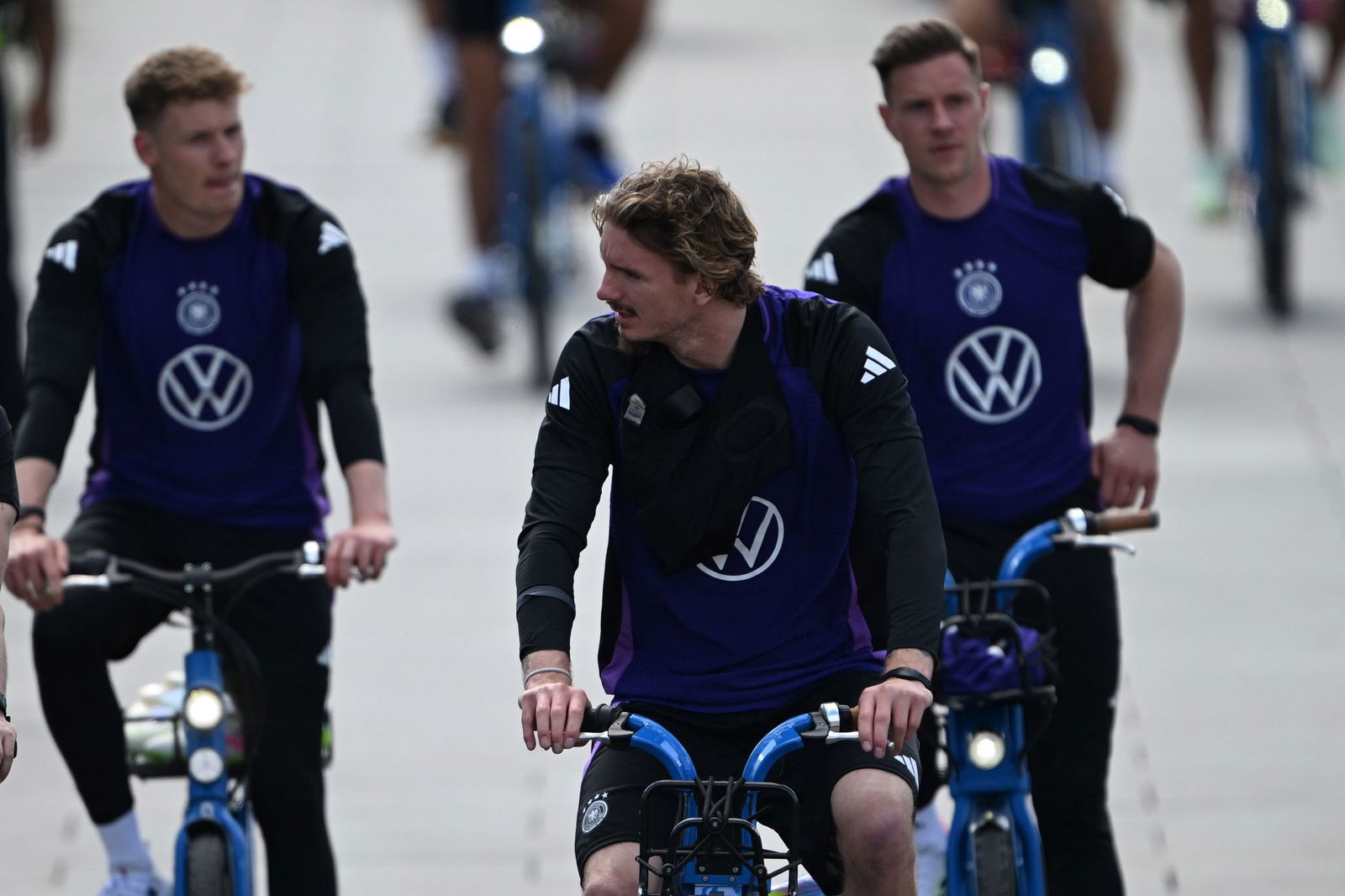 Die Nationalspieler kamen mit dem Fahrrad zum ersten Training. 