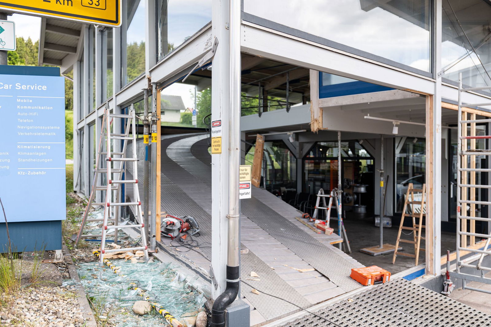 Die 15-Jährige missachtete die Anhaltezeichen der Polizei und fuhr mit überhöhter Geschwindigkeit davon - ihre Fahrt endete in einem Autohaus.
