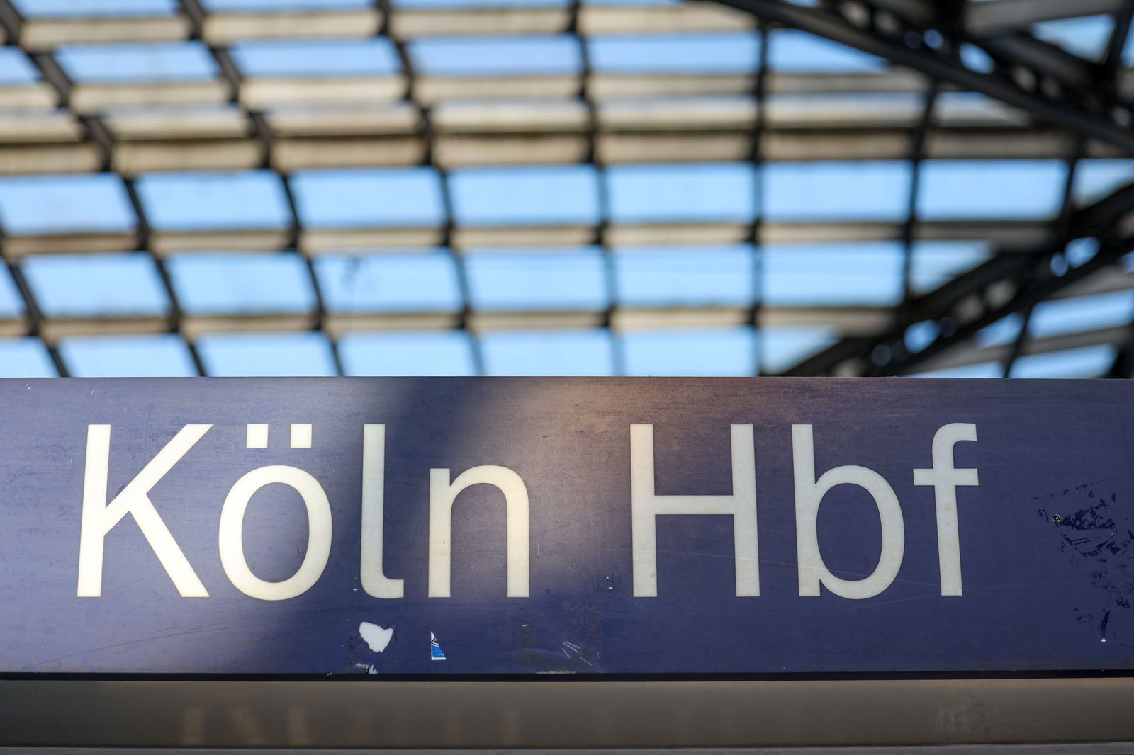  Am Kölner Hauptbahnhof hat am Freitagabend eine zweieinhalb Wochen dauernde weitgehende Sperrung des Zugverkehrs begonnen. 