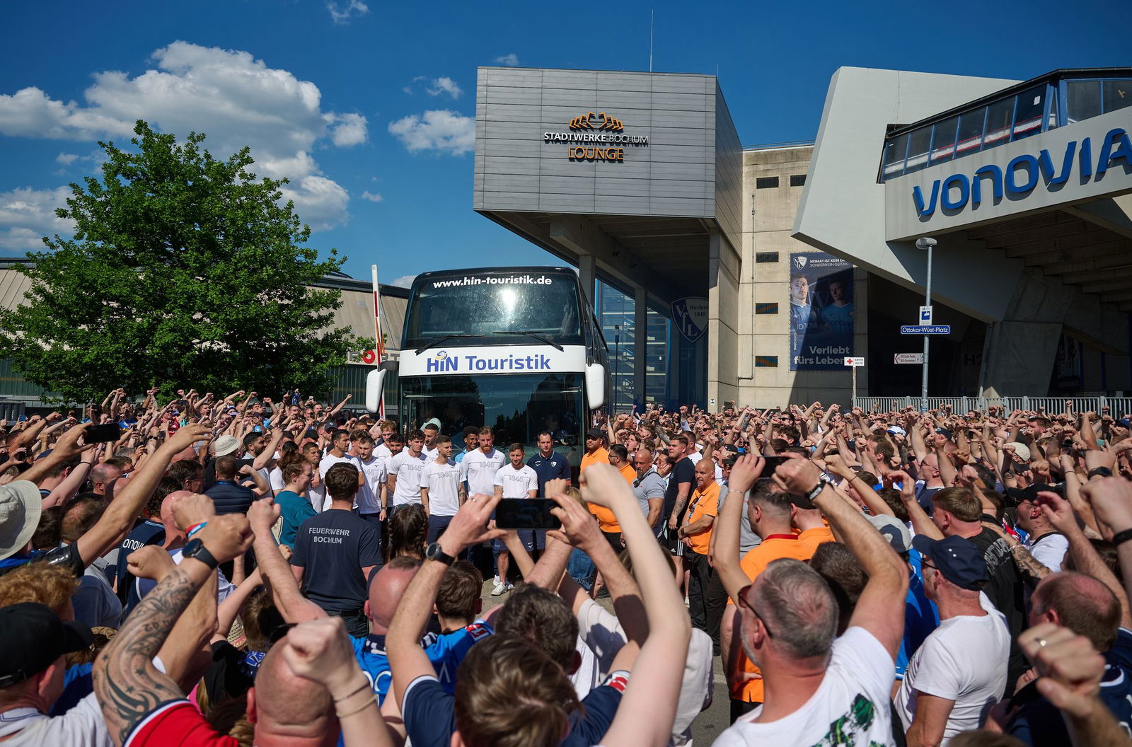 Bochums Spieler stehen vor dem Auswärtsspiel in Heidenheim vor dem Teambus, nachdem sie durch ein Spalier von Fans gefahren waren.