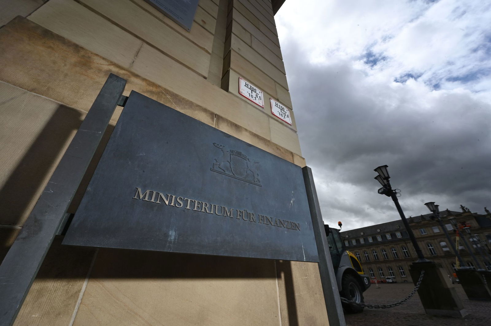 Das Finanzministerium sitzt direkt am Schlossplatz.