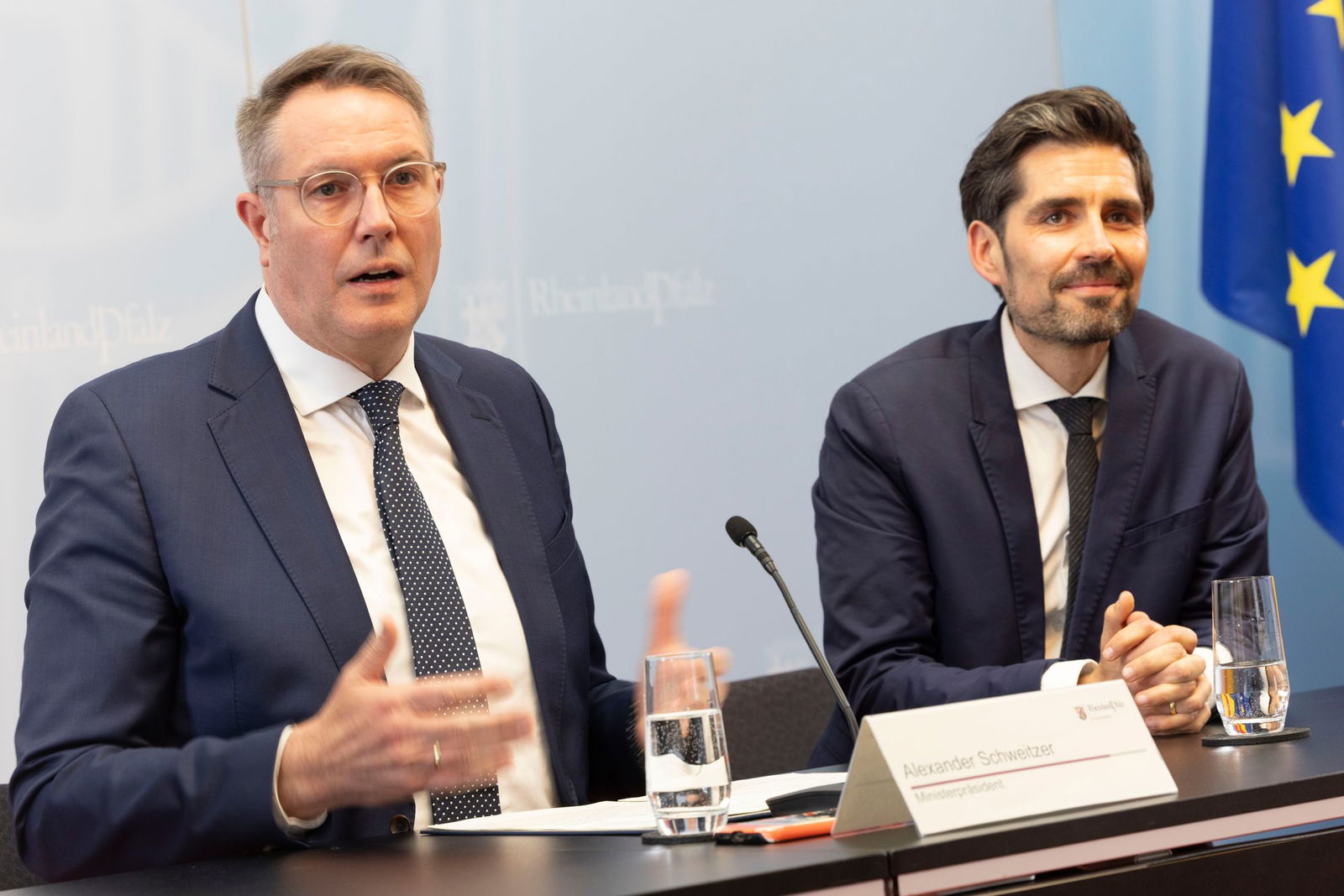 Ministerpräsident Alexander Schweitzer stellt seinen neuen Bildungsminister Sven Teuber (beide SPD) vor.  